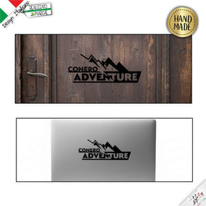 Coppia Adesivi Auto Personalizzati Adventure Montagna | Sticker in Vinile Laminato Resistente Intemperie e Lavaggi | Decalcomania con Nome/Associazione